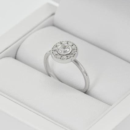 Verlobungsring im Halo-Stil mit Lab Grown Diamanten Fernanda