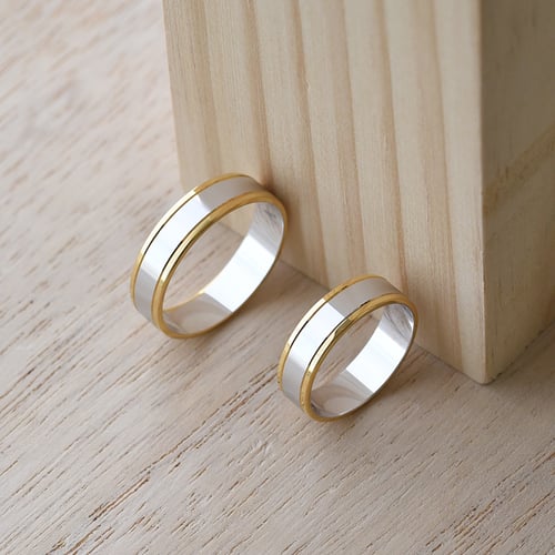 Flache zweifarbige Eheringe aus Gold Mayne