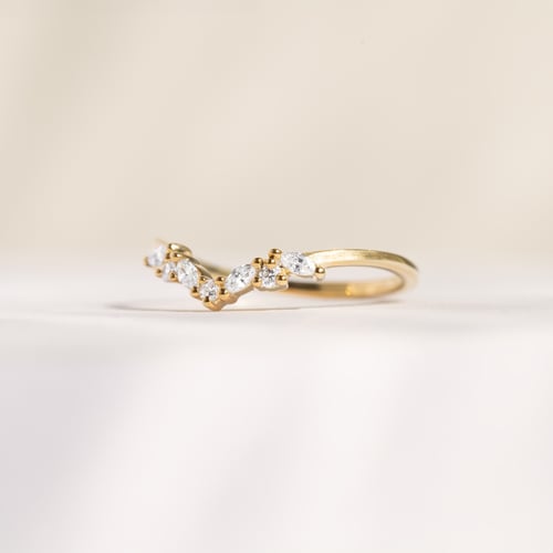 Ring in V-Form mit runden und Marquise Diamanten Fergal