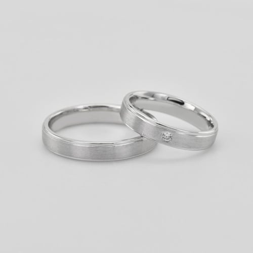 Goldene Eheringe mit Diamant Jans