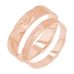 Goldene Eheringe mit von Hand gravierter Oberfläche Cley