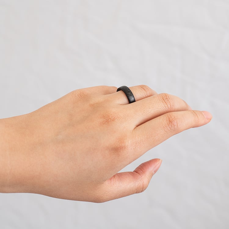 Abgerunde Trauringe aus Carbon mit drei Diamanten Azaliah 120700