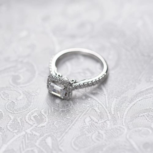 Verlobungsring mit Diamant im Smaragdschliff Farida