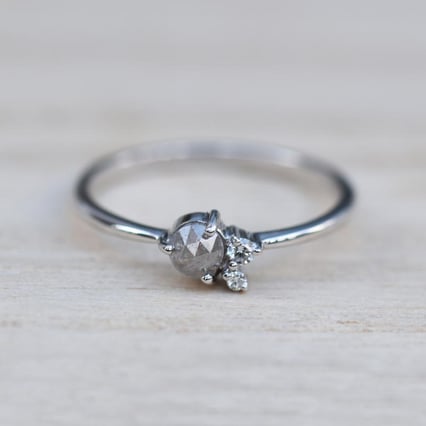 Goldring mit Salt'n'Pepper Diamant und Diamanten Marine