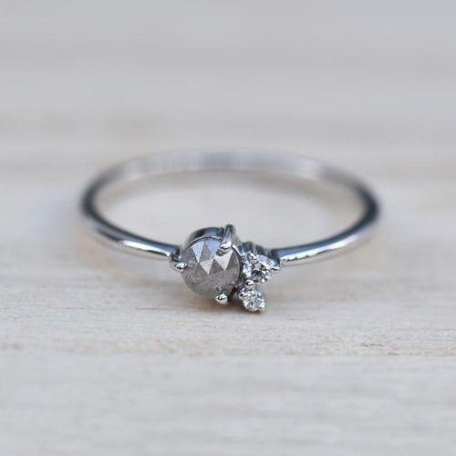 Goldring mit Salt'n'Pepper Diamant und Diamanten Marine