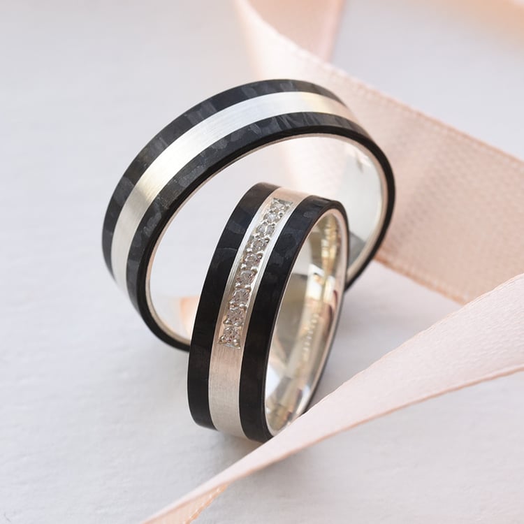 Flache Trauringe aus Carbon und Gold mit Diamanten Moserah 77420