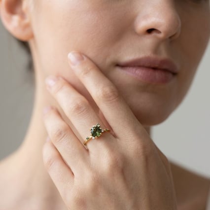 Cluster Scheidungsring mit Moldavit, Saphir und Diamanten John