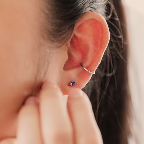 Minimalistische Ohrstecker mit blauen Saphiren Daina