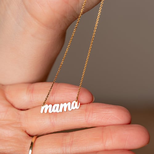 Silberne Halskette mit Aufschrift Mama