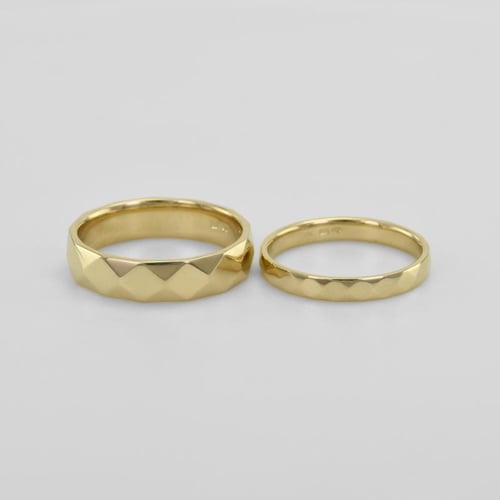 Design Eheringe aus Gold mit Muster Becy