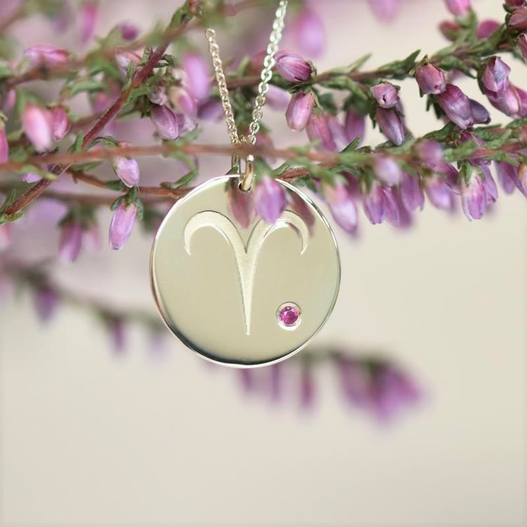 Anhänger mit Sternzeichen Widder auf der Blume 106431