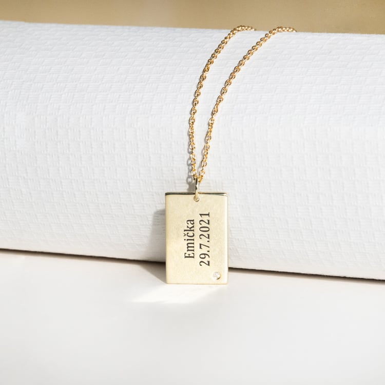 Rechteckiger Anhänger aus Gold mit einem Diamanten und Gravur Mays 123717