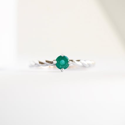 Geflochtener Ring mit Smaragd Nelson