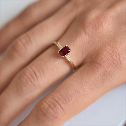 Verlobungsring mit Rubin und Baguette Diamanten Gracie