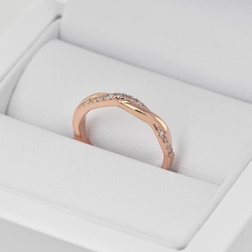 Goldener Twist-Ring mit Diamanten Malea
