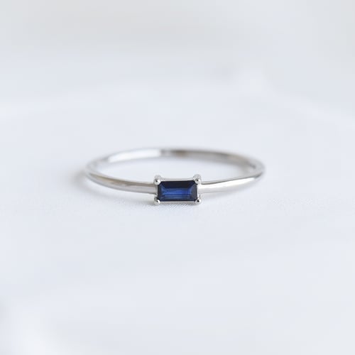 Ring mit Saphir im minimalistischen Design Koos