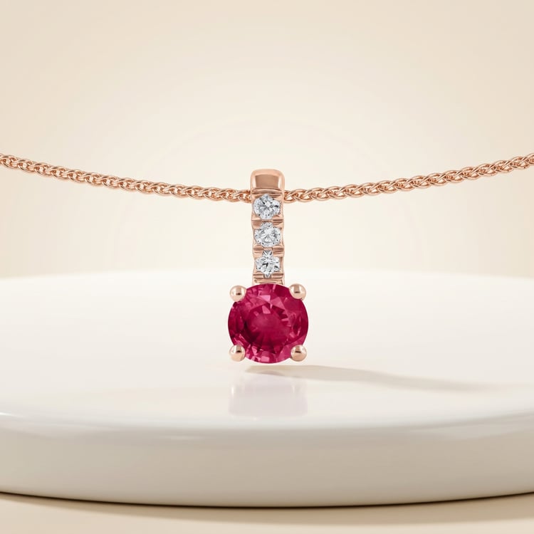 Romantischer silberner Anhänger mit Rubin und Lab Grown Diamanten Wui 170992