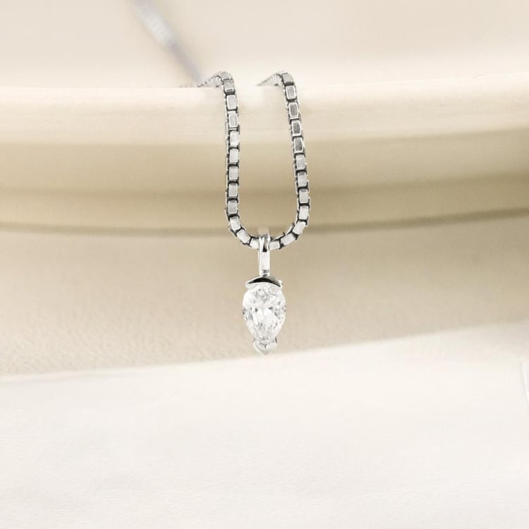 Minimalistischer Anhänger aus Silber mit einem Diamanten in Birnenform Malena 161887