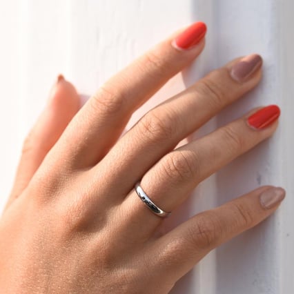 Klassische goldene Eheringe mit schwarzem Diamant Umeria