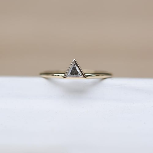 Goldset von Eternity Ring und Ring mit Trillion-Diamant Hylia