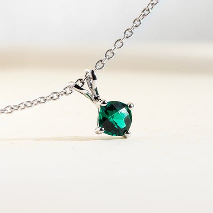 Goldener Anhänger mit Smaragd im Kissenschliff Rafyna