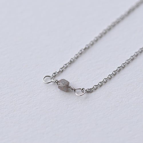 Goldenes Armband mit einem grauen Diamantwürfel Keegan