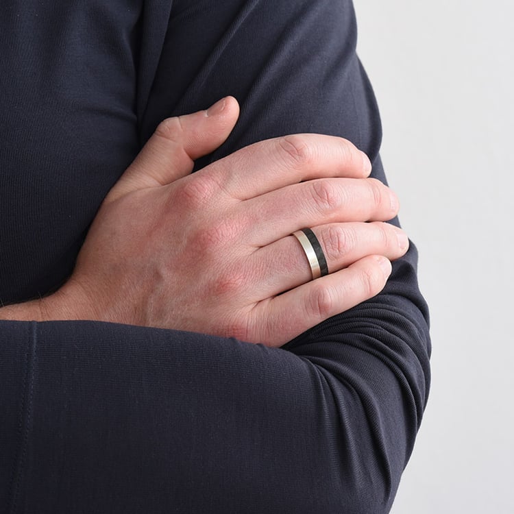 Flache Trauringe aus Carbon und Gold mit Diamanten Pharaz 79659