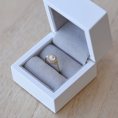Verlobungsring mit Moissanit und lab-grown Diamanten Varana