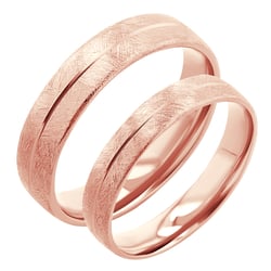 Goldene Eheringe mit gekratzter Oberfläche Alesha