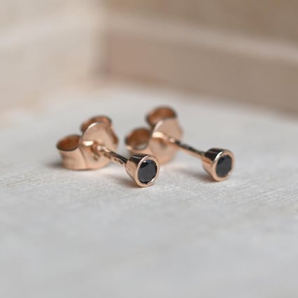 Minimalistisches Set aus Schmuckstücken mit schwarzen Diamanten Jett