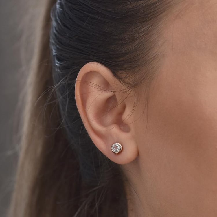 Silberne Ohrstecker mit weißen Topasen in Bezelfassung Wetty 102809