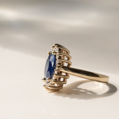 Goldener Ring mit blauem Saphir und Diamanten Tubiah