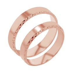 Goldene Eheringe mit einem verzierten Rand Rahim