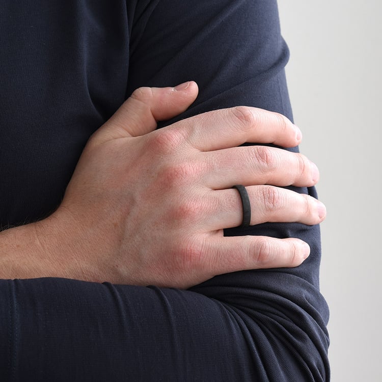 Leicht abgerundeter Ehering aus Carbon Naest 116258