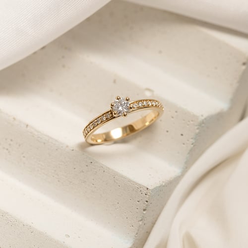 Goldener Verlobungsring mit Moissanit und Lab Grown Diamanten Vanan