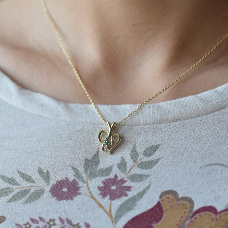 Gelbgold Anhänger mit Smaragd und Diamanten im Herzform auf dem Hals 15056