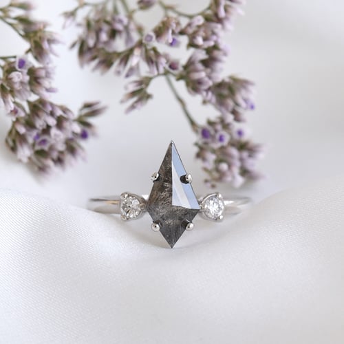 Ring mit Salt and Pepper Diamant in Kiteform Melitta