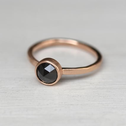 Goldring mit schwarzem Rosenschliff-Diamant Cleve