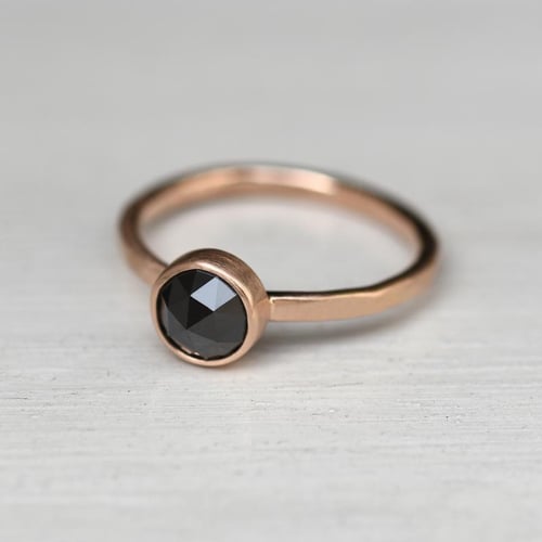 Goldring mit schwarzem Rosenschliff-Diamant Cleve