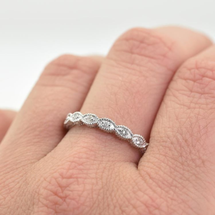 Damen Eternity Diamantring auf dem Finger 36598
