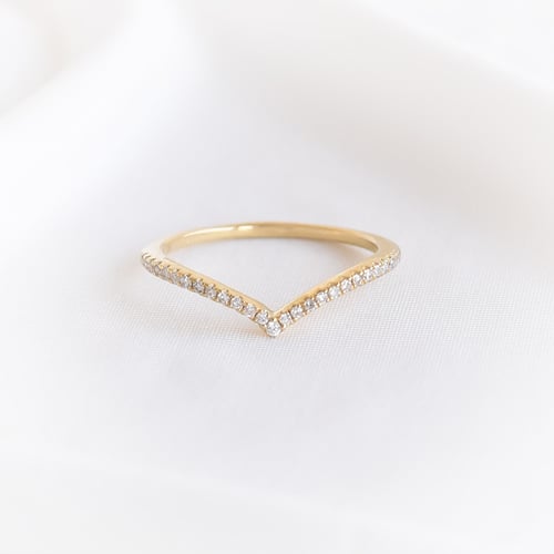 Spitz zulaufender Ring mit Diamanten Keila
