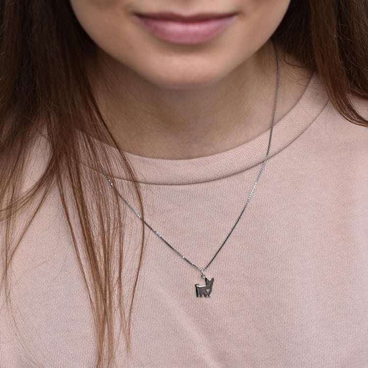 Silberanhänger mit Hund Motiv auf dem Hals 30344