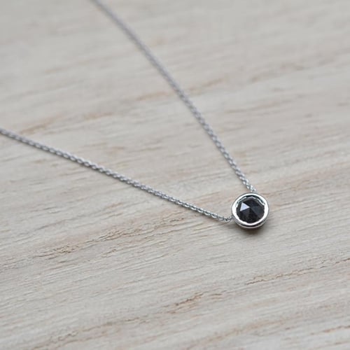 Goldenes Schmuckset mit Salt and Pepper Diamanten Amande