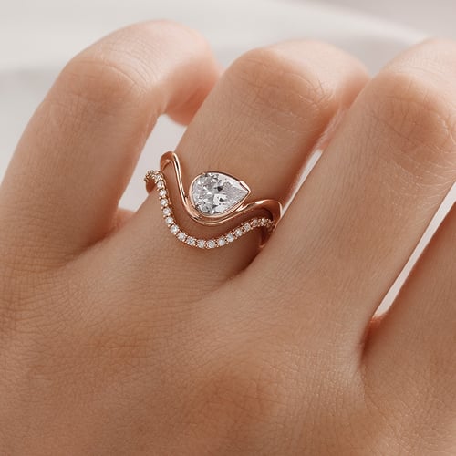 Unkonventioneller Ring mit Diamanten May