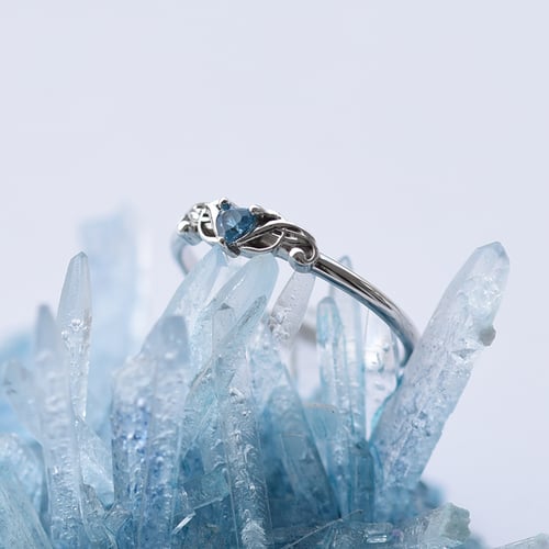 Ring mit herzförmigem Topas und Notenschlüssel Akant