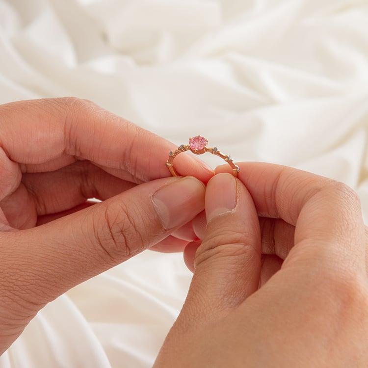 Ring mit einem rosa Lab Grown Diamanten und seitlichen Salt and Pepper Diamanten Imelda 121212