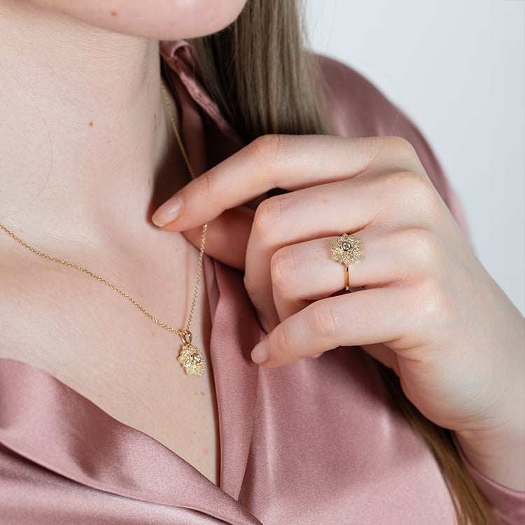 Goldene Set mit Blüten und Diamanten Sharla 152125