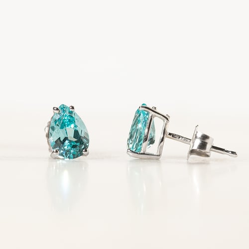 Goldene Ohrstecker mit tropfenförmigem Lab Grown Paraiba Turmalin Yara