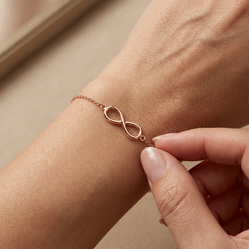 Goldenes Modearmband mit Unendlichkeitszeichen Infinity