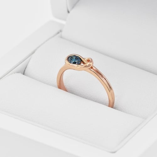 Romantischer Verlobungsring mit blauem Diamant Cearah